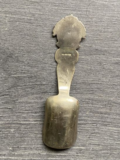 Une pince à sucre en métal argenté avec un...
