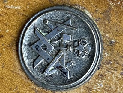 Une boite ronde en bois avec insert en rond...