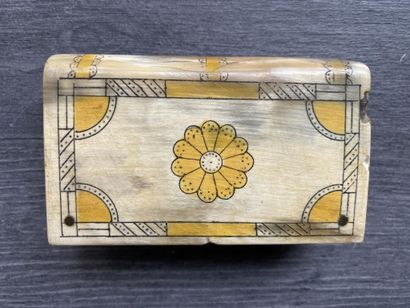 Une tabatière en corne (A.DROZ) de couleur...