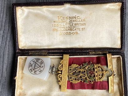 Une médaille maçonnique en vermeil du rite...