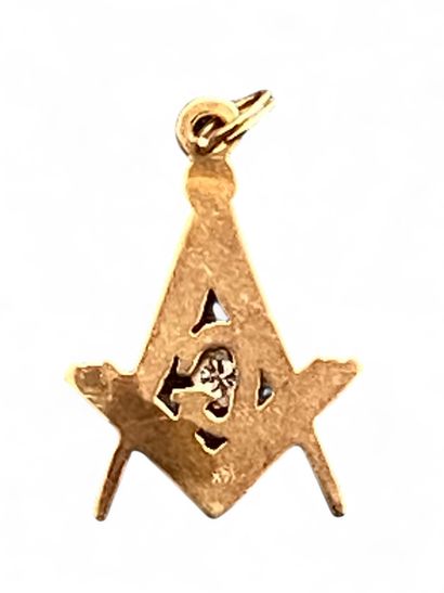 Bijou en or jaune 18 carat en forme de pendentif...