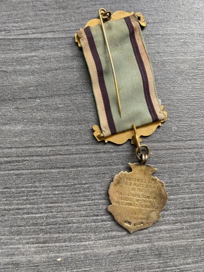 Lot de huit médailles anciennes et émaillées,...