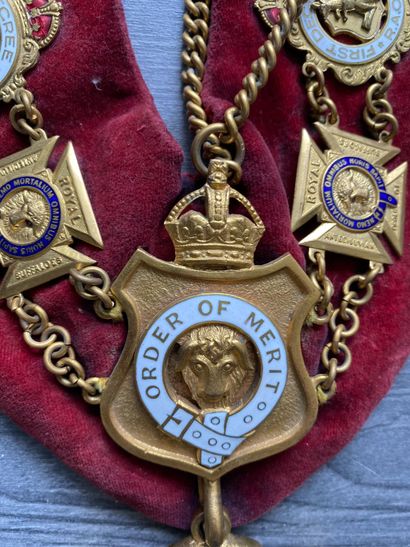 Un collier en velours rouge et médailles...