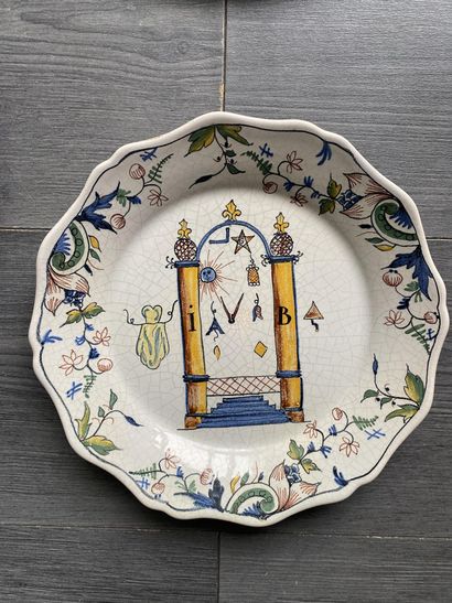 Lot de 5 assiettes maçonnique en faïence...