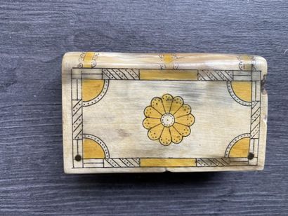 Une tabatière en corne (A.DROZ) de couleur...