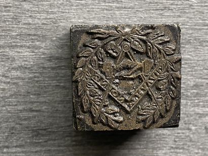 Trois tampons encreurs avec motifs maçon...