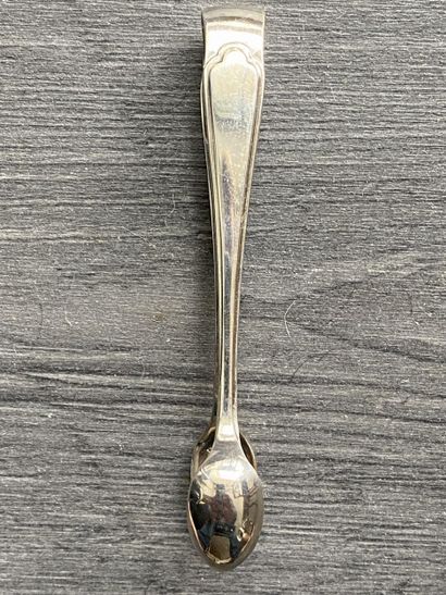 Une cuillière à sucre en métal argenté signé...