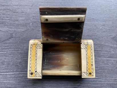 Une tabatière en corne (A.DROZ) de couleur...