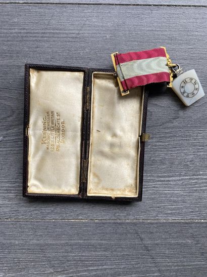 Une médaille maçonnique en vermeil du rite...
