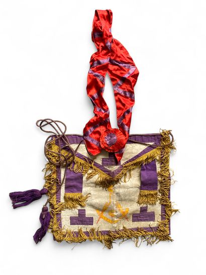 An apron in fabric (violet lisseret and yellow...
