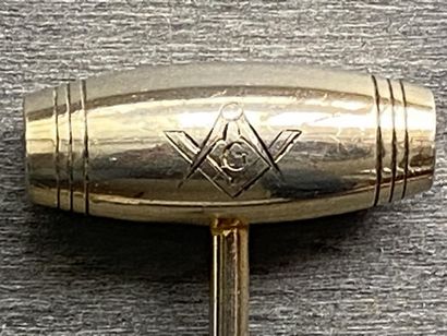 Un mini maillet en métal argenté avec la...