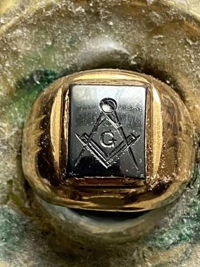 A masonic signet ring in 18-carat and 14-carat...