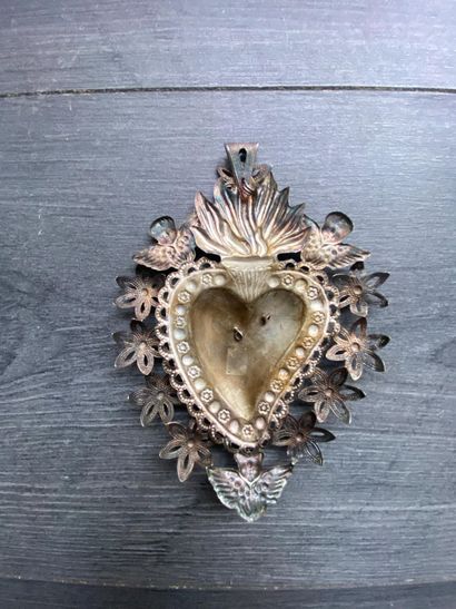 Un écusson en métal détouré en forme de coeur...