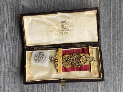 Une médaille maçonnique en vermeil du rite...