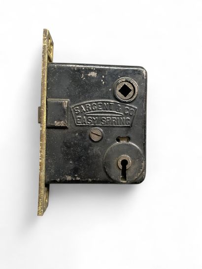 Un lot avec une ferrure de porte, une serrure...