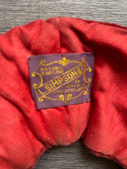 Un collier en velours rouge et médailles...
