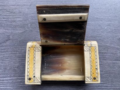 Une tabatière en corne (A.DROZ) de couleur...