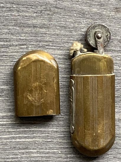 Un briquet en métal doré avec l'inscription...