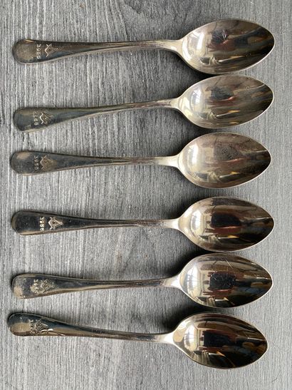 Lot de six petites cuillières signées E....