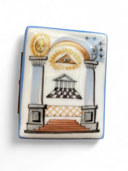 Boite en faïence peinte de forme rectangulaire...