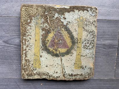 Une plaque en ardoise de forme carrée avec...