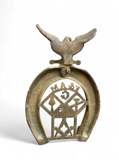 Decorated with a horseshoe-shaped carriage...