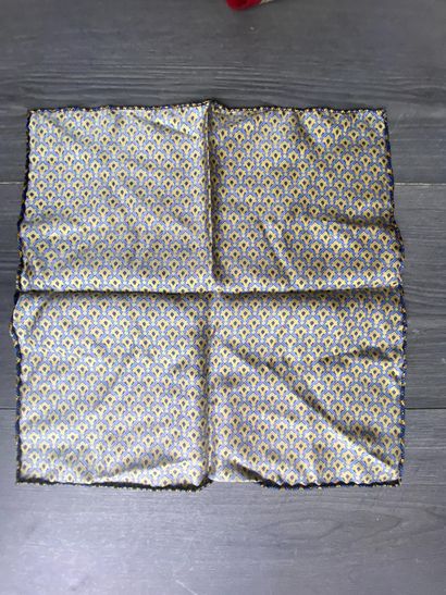 Un lot de trois foulards en soie (un foulard...