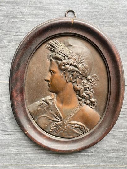 Un portrait de mariane en bronze avec l'inscription...