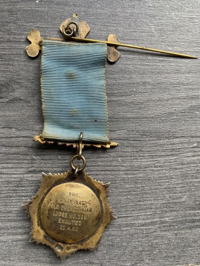 Lot de huit médailles anciennes et émaillées,...