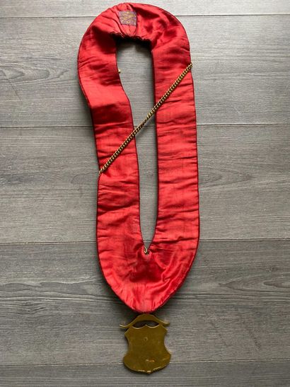 Un collier en velours rouge et médailles...