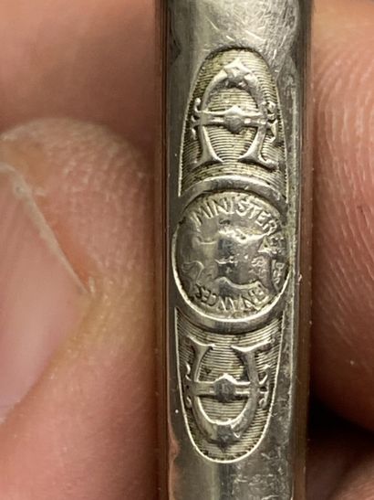 Un briquet en métal doré avec l'inscription...