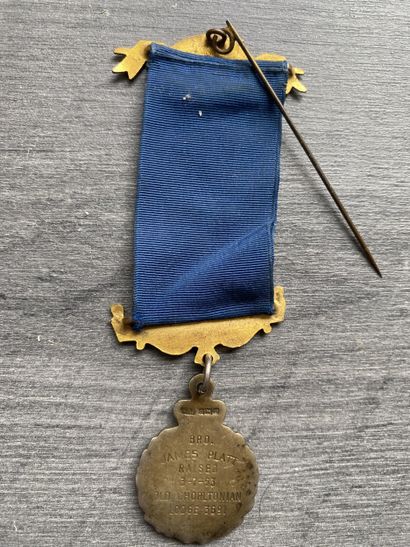 Lot de huit médailles anciennes et émaillées,...