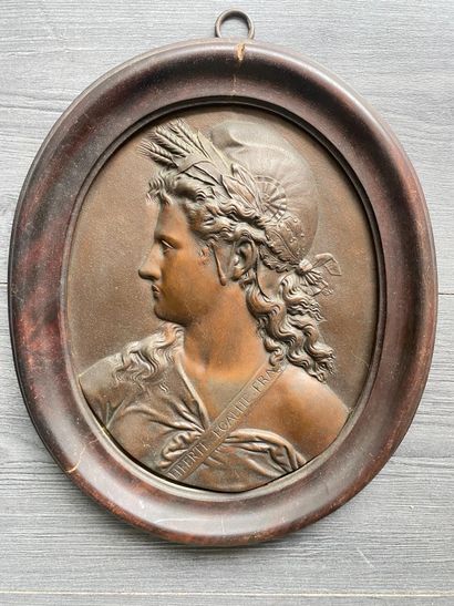 Un portrait de mariane en bronze avec l'inscription...