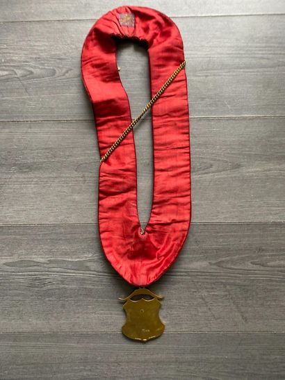 Un collier en velours rouge et médailles...