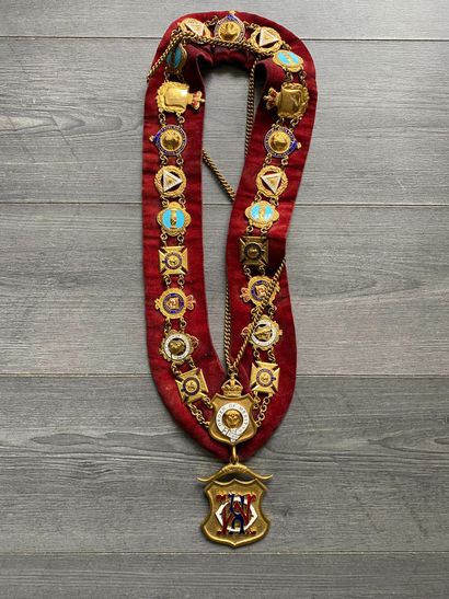Un collier en velours rouge et médailles...