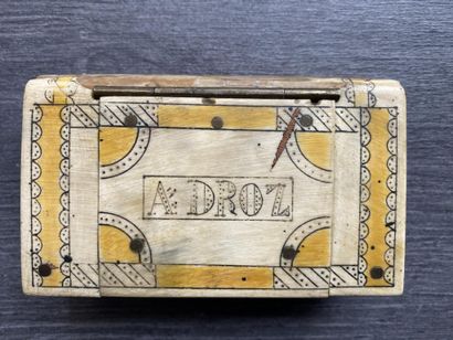 Une tabatière en corne (A.DROZ) de couleur...