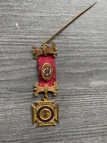 Lot de huit médailles anciennes et émaillées,...