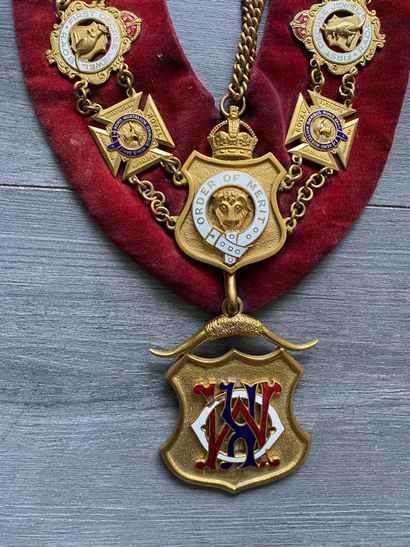 Un collier en velours rouge et médailles...