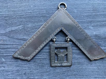 Un lot comprenant une médaille de passé maître...
