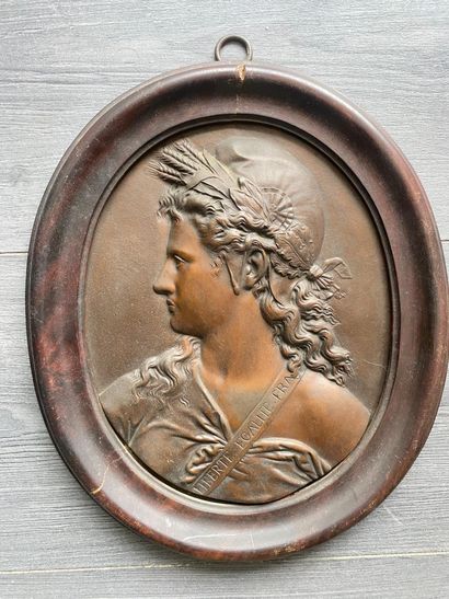 Un portrait de mariane en bronze avec l'inscription...
