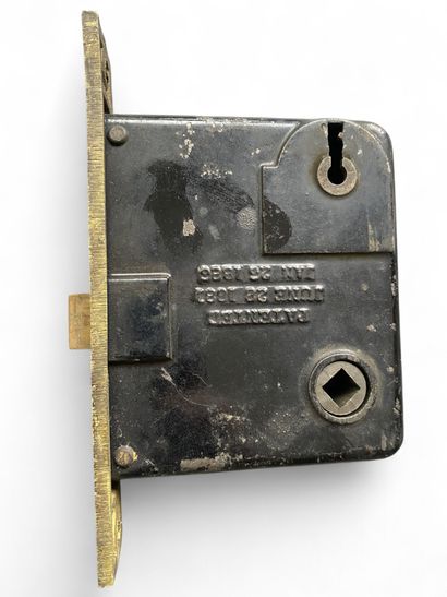 Un lot avec une ferrure de porte, une serrure...