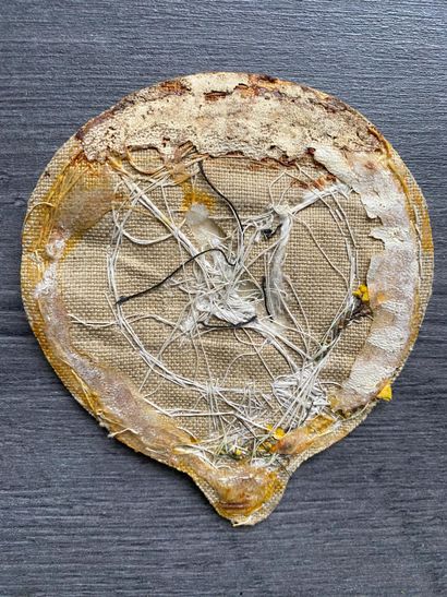 Un écusson en tissu brodé au fil d'or de...