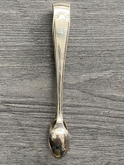 Une cuillière à sucre en métal argenté signé...