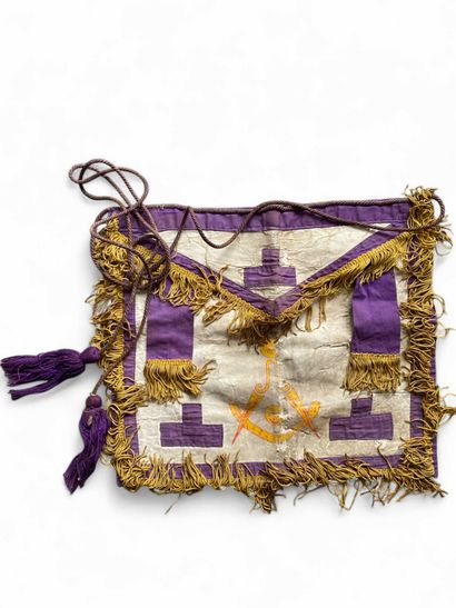 An apron in fabric (violet lisseret and yellow...