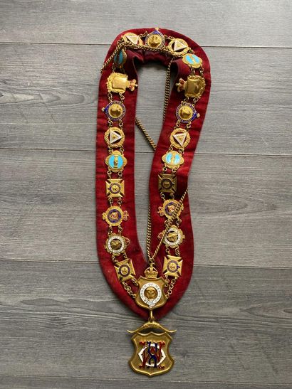 Un collier en velours rouge et médailles...