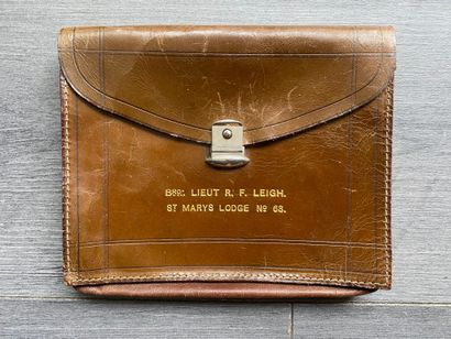Une pochette de rangement en cuir marron...
