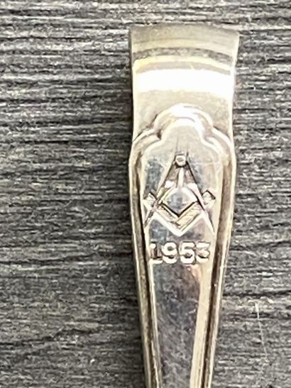 Une cuillière à sucre en métal argenté signé...
