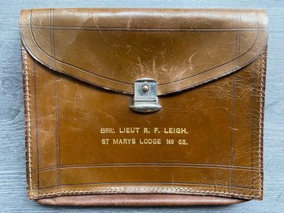Une pochette de rangement en cuir marron...