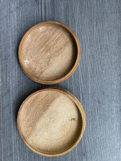 Une boite ronde en bois avec insert en rond...