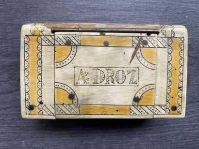 Une tabatière en corne (A.DROZ) de couleur...